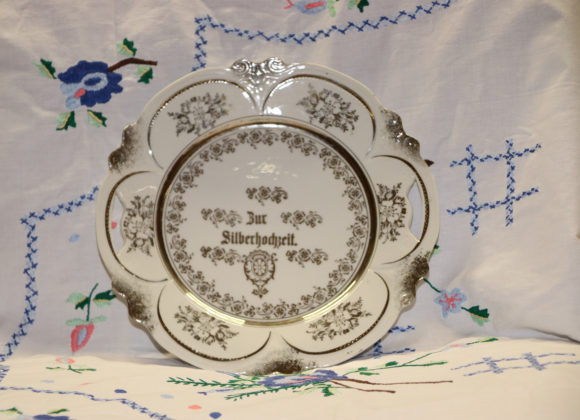 Talerz porcelanowy z napisem: zur Silberhochzeit (Na srebrne wesele)